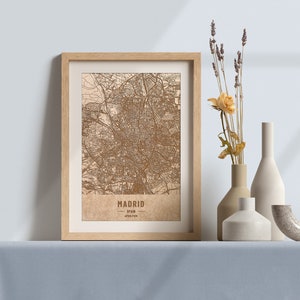 Carte en bois de Madrid, Espagne. Carte vintage gravée au laser 3D. L’art du bois. Gravure sur bois personnalisée d’une ville du monde. Décoration à la maison