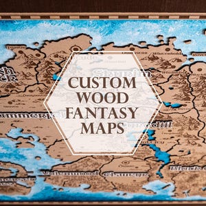 Cartes fantastiques en bois. Nous créons votre carte fantastique préférée en bois. Cartes laser 3D multicouches peintes à la main. Carte de jeu vidéo, carte de roman fantastique