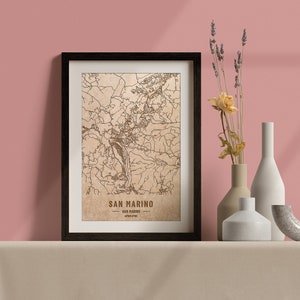 Carte en bois de Saint-Marin. Carte vintage gravée au laser 3D. L’art du bois. Gravure sur bois personnalisée d’une ville du monde. Décoration à la maison