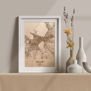 Carte en bois de Tallin, Estonie. Carte vintage gravée au laser 3D. L’art du bois. Gravure sur bois personnalisée d’une ville du monde. Décoration à la maison