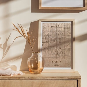 Holz-Landkarte von Wichita, Kansas, USA. 3D Laser gravierte individuelle Vintage Karte. Holzkunst. Personalisierte Holzschnitt Stadt der Welt. Wohndekor