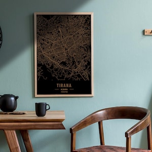 Houten kaart van Tirana, Albanië. 3D laser gegraveerde aangepaste vintage kaart. Houtkunst. Gepersonaliseerde houtsnede van een stad van de wereld. Interieur thuis