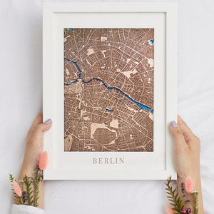 Carte de Berlin, image découpée au laser, décoration en bois de carte du monde. Photographie ou illustration gravée vintage.