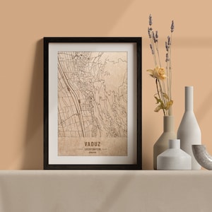 Carte en bois de Vaduz, Liechtenstein. Carte vintage gravée au laser 3D. L’art du bois. Gravure sur bois personnalisée d’une ville du monde. Décoration à la maison