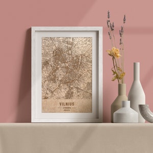 Carte en bois de Vilnius, Lituanie. Carte vintage gravée au laser 3D. L’art du bois. Gravure sur bois personnalisée d’une ville du monde. Décoration à la maison