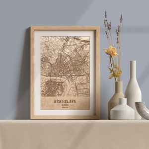Carte en bois de Bratislava, Slovaquie. Carte vintage gravée au laser 3D. L’art du bois. Gravure sur bois personnalisée d’une ville du monde. Décoration à la maison