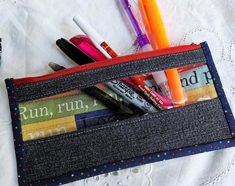 Étui à crayons en denim, pochette à fermeture éclair avec devant en vinyle transparent et tissu nostalgique Dick & Jane, cadeau amusant pour prof, cadeau créatif pour BFF