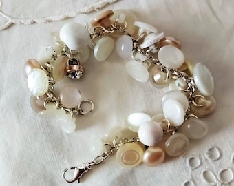Bracelet boutonné avec tiges nacrées recyclées, inspiration victorienne, bijoux de mariage, cadeau d'anniversaire romantique, cadeau de couturière