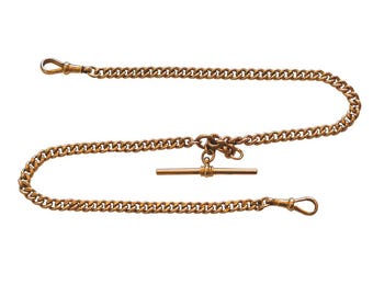 Könnte beinhalten: Eine goldfarbene Taschenuhrkette mit T-Steg und zwei Verschlüssen. Die Kette besteht aus kleinen, ineinandergreifenden Gliedern. Der T-Steg ist zum Einführen durch ein Knopfloch gedacht, und die Verschlüsse werden an der Uhr und der Tasche befestigt.