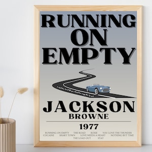 Peut inclure: Une affiche imprimable au design vintage représentant une voiture roulant sur une route avec le texte "Running on Empty" et "Jackson Browne" en noir. L'affiche comprend également l'année de sortie de l'album "1977" et une liste des titres des chansons de l'album.