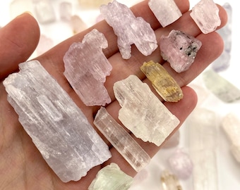 Amostra de cristal de kunzita bruto | Pedra preciosa natural rosa, transparente e colorida