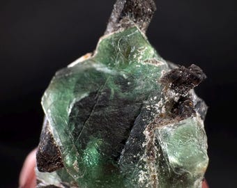 Fluorit mit schwarzem Turmalin | Lutschertasche, grüner Kristall, Mineralienprobe aus Namibia
