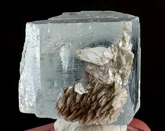 Cristal de aguamarina en bruto con moscovita / Ejemplar
