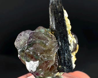 Fluorit mit Schörl und Muskovit | Lutscherförmiges, grünes Kristallfragment aus Namibia