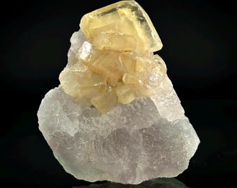 蛍石の母岩に覆われた、美しい黄金色の重晶石。見事な混合鉱物標本