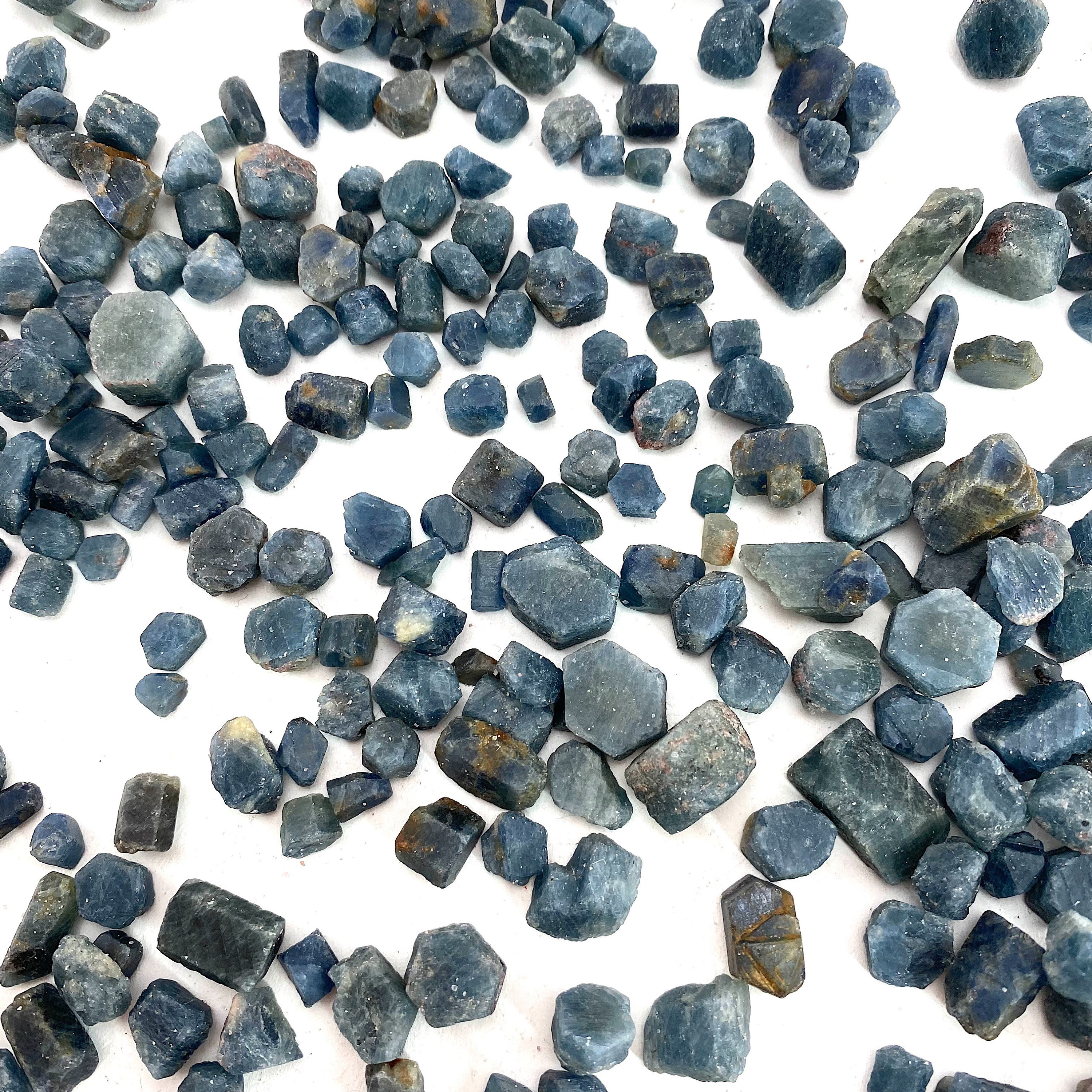 Saphir Bleu Naturel Brut 186,05 Carats - Cristal Facetté, Origine Inde, Qualité Collector
