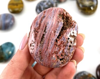 オーシャンジャスパーパームストーン｜研磨された球状水晶の心配石