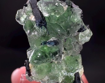 Fluorit mit Schörl und Muskovit | Lutscherförmiges, grünes Kristallfragment aus Namibia