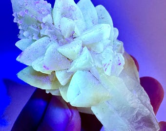 Fluorescerend calciet | UV-reactief onbewerkt kristalcluster, natuurlijk mineraalmonster