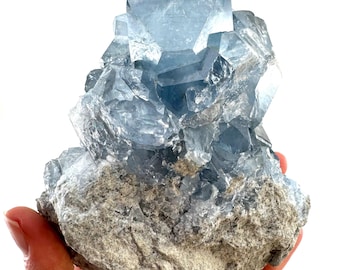 大型マダガスカル産セレスタイトジオード：深みのあるブルーの