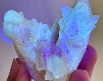 Fluorescerend calciet | UV-reactief onbewerkt kristalcluster, natuurlijk mineraalmonster