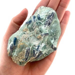 Cyanite bleue dans la fuchsite Zimbabwe, kyanite bleue brute, cristal de cyanite bleue, fuchsite verte image 7