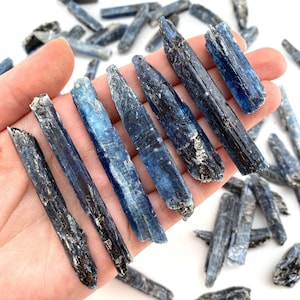 UN espécimen de cianita azul crudo, cianita azul natural, cristal de cianita azul