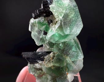 Fluorit mit Schörl und Muskovit | Lutscherförmiges, grünes Kristallfragment aus Namibia