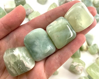 ONE getrommelte neue Jade, Serpentin Jade, Trommelsteine, neue grüne Jade, neuer Jade Trommelstein, Serpentin Kristall