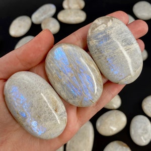 Pierre de palmier en pierre de lune flash bleue, pierre de lune arc-en-ciel, pierre de poche, pierre d'inquiétude, pierre de lune bleue