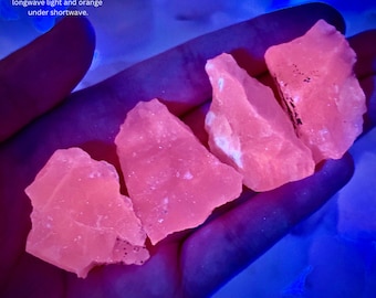 ONE, échantillon de mangano-calcite réactif aux UV | calcite mangano brute, calcite mangano rose, cristal fluorescent, spécimen minéral