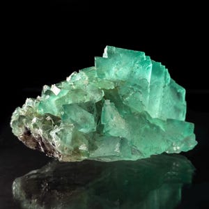 95g 極めて透明度の高いガラス質の緑色蛍石、中国産天然鉱物標本
