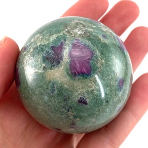 Sphère rubis fuchsite réactive aux UV | Boule de cristal poli (52 mm)
