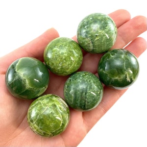 Esfera de tremolita / bola de cristal verde, orbe de piedra pulida