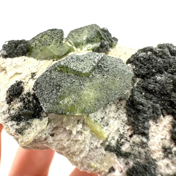 マトリックス上の天然グリーンスフェーンチタン石標本。 マトリックス