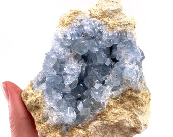 大型マダガスカル産セレスタイトジオード：深みのあるブルーの