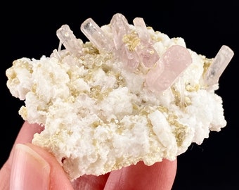 Rosa Fluorapatit (Pakistan), UV-reaktiver Fluorapatit, natürlicher rosa Apatit, endständiger Apatitkristall, Mineralexemplar, seltene Edelsteine