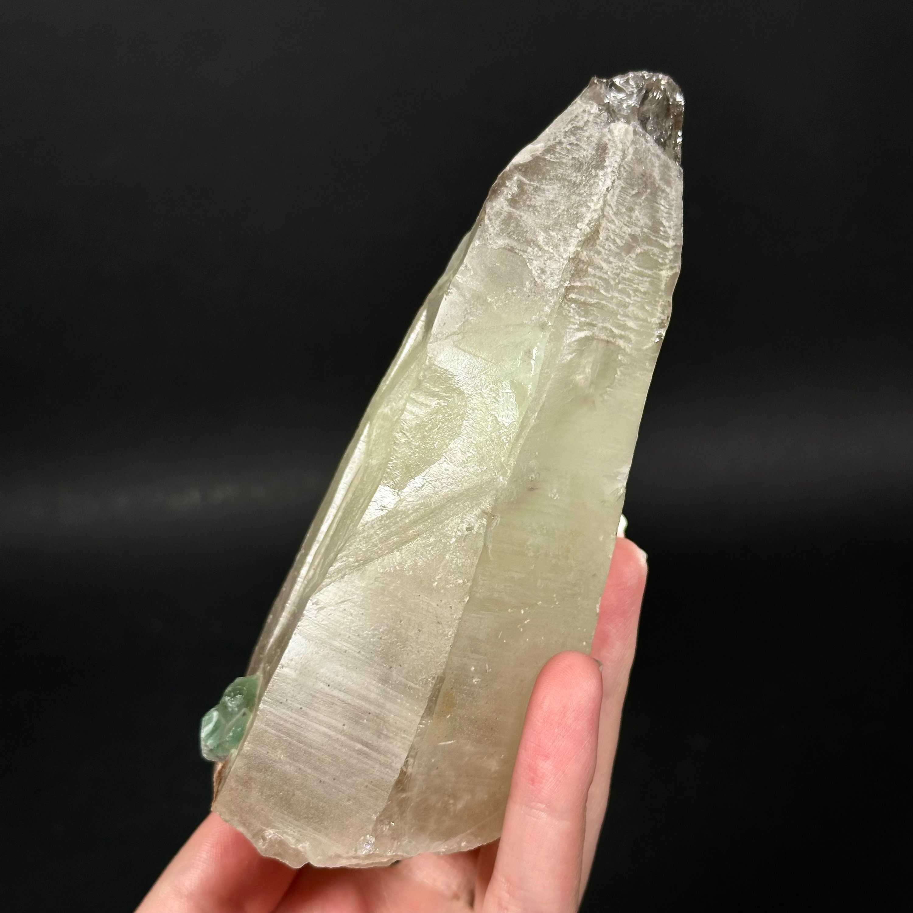 スモーキークォーツ上のグリーンフローライト｜原石の結晶クラスター