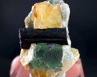 Fluorit mit Schörl und Muskovit | Lutscherförmiges, grünes Kristallfragment aus Namibia