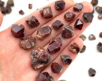 Cristal de zircon rouge ONE (Pakistan) | zircon rouge naturel, zircon brut, cristal de zirconium, cristal naturel, spécimen minéral