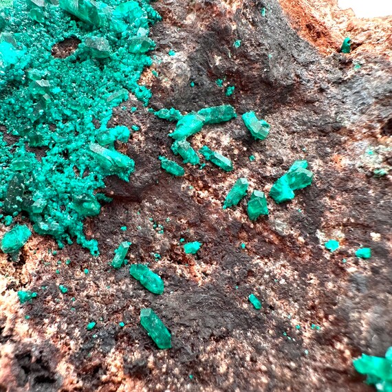 【鉱物標本】ダイオプテーズ ナミビア産 原石ダイオプテース標本｜ナミビア産鉱物結晶（474g） - Etsy 日本