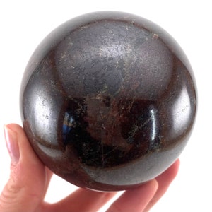 Sfera di cristallo di granato rosso / Sfera di pietra levigata (81 mm)