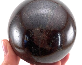 Boule de cristal grenat rouge | Sphère en pierre polie (81 mm)