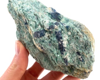 Cyanite bleue dans la fuchsite (Zimbabwe), kyanite bleue brute, cristal de cyanite bleue, fuchsite verte