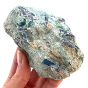 Cyanite bleue dans la fuchsite Zimbabwe, kyanite bleue brute, cristal de cyanite bleue, fuchsite verte image 2