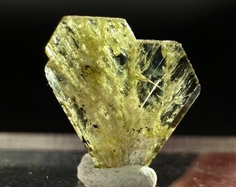 Chrysobéryl (Madagascar) | Spécimen de chrysobéryl jaune, chrysobéryl brut, minéraux rares, spécimen de minéral, cristaux rares