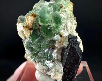 Fluorit mit Schörl und Muskovit | Lutscherförmiges, grünes Kristallfragment aus Namibia