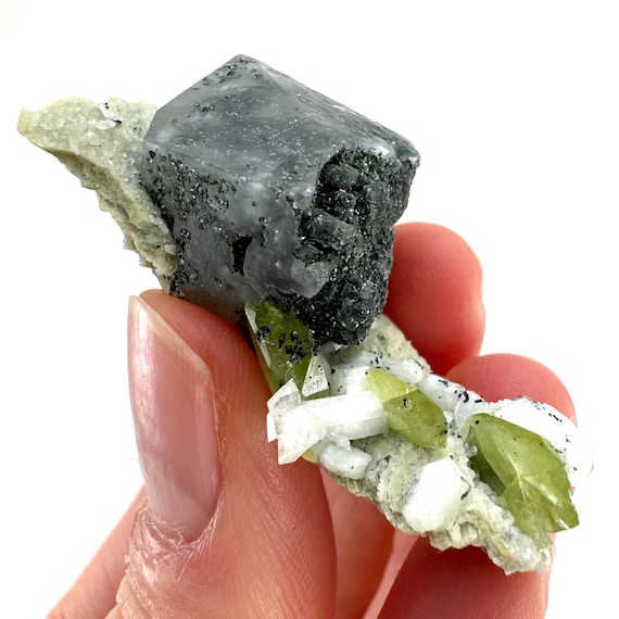 マトリックス上の天然グリーンスフェーンチタン石標本。 マトリックス上の天然グリーンスフェーンチタン石標本。 【公式通販】