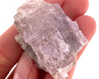 Esemplare di cristallo di kunzite lavanda / spodumene rosa grezzo dal Pakistan