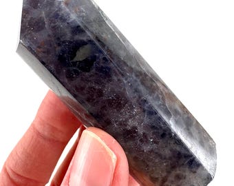 Punta di cristallo di iolite lucidata / Torre di cordierite, India (6,2 cm, 52 g)